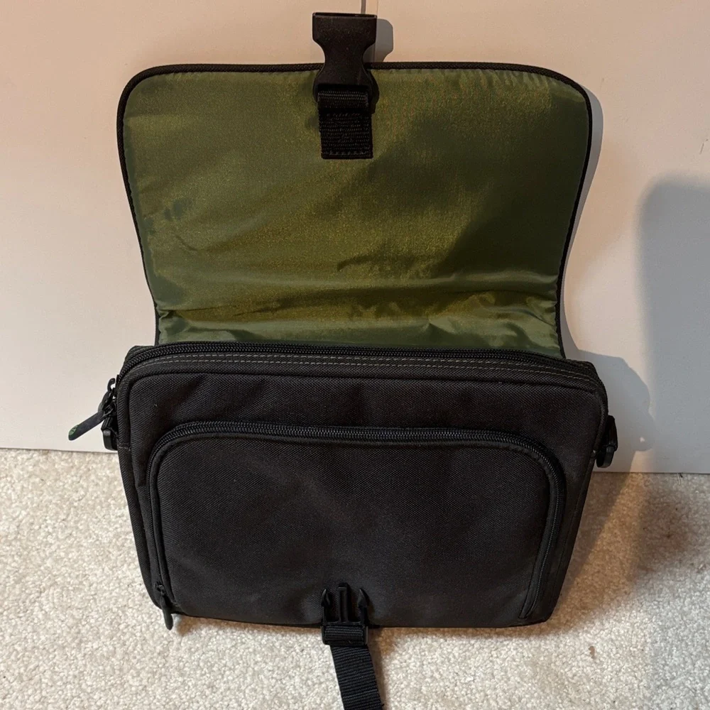 ITEM NO. 67: Targus Black iPad Bag/Tablet Bag With Adjustable Strap & Handle